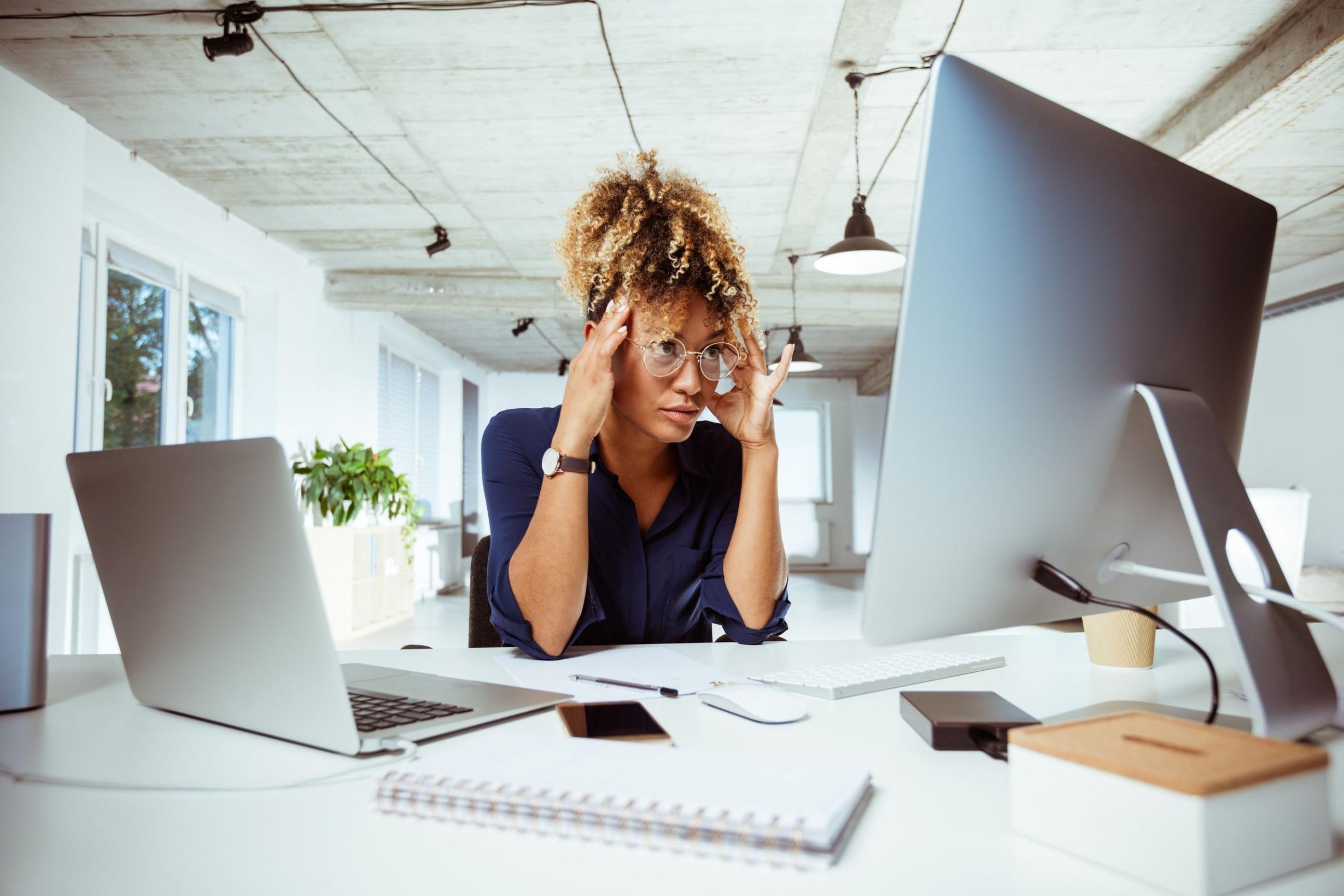 Χώρος εργασίας με υπολογιστή και υλικά μάθησης για online επιχειρηματικότητα