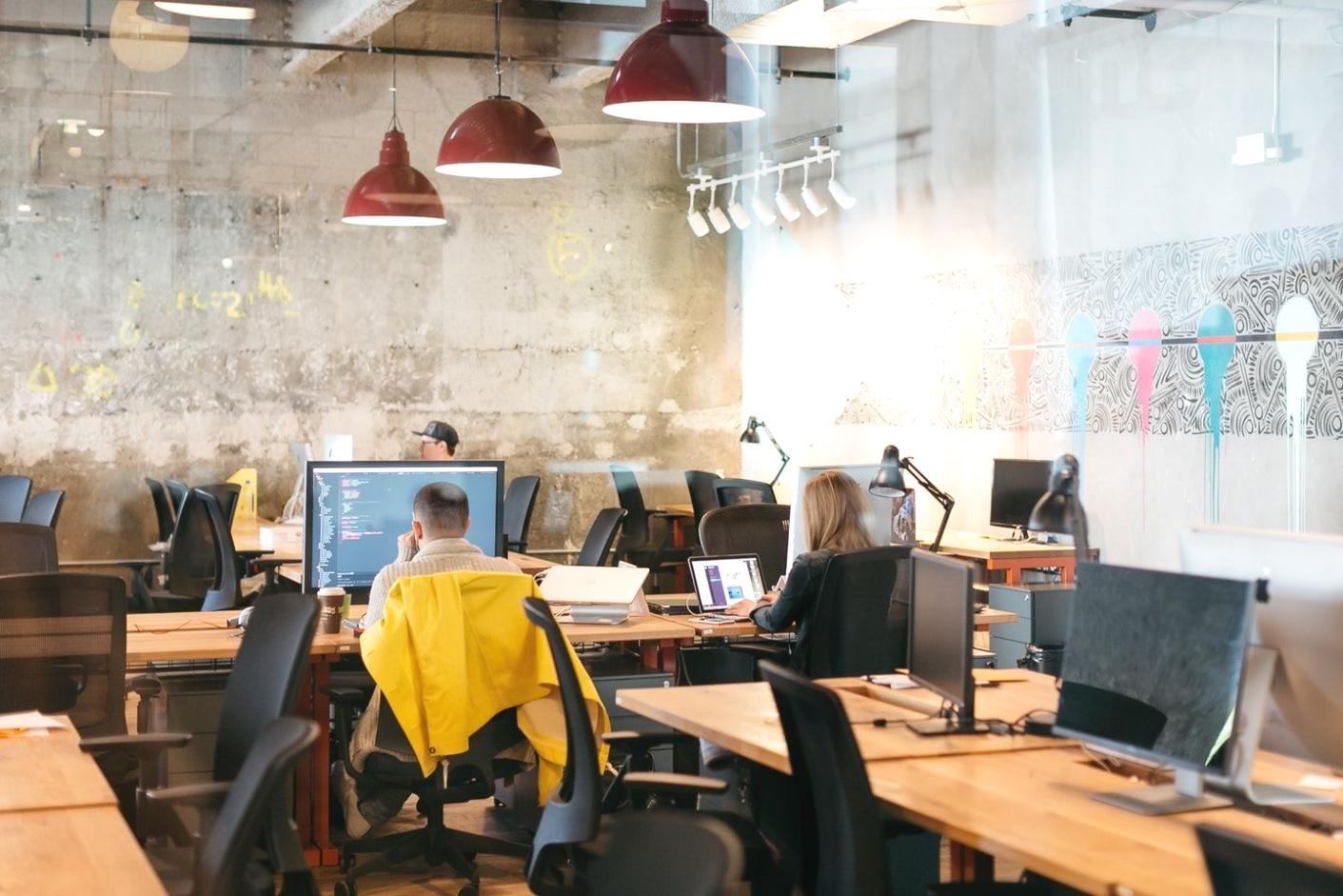 Χώρος εργασίας με laptop και σημειώσεις για online επιχειρηματικότητα