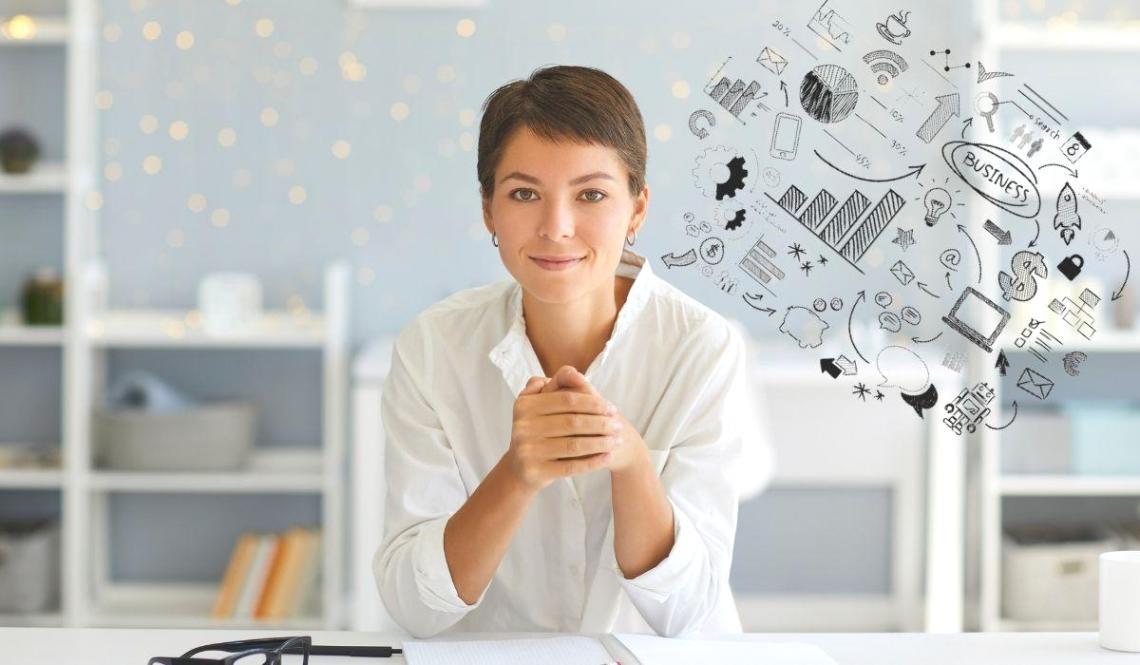 Χώρος εργασίας με υπολογιστή και εργαλεία για διαδικτυακή επιχειρηματικότητα