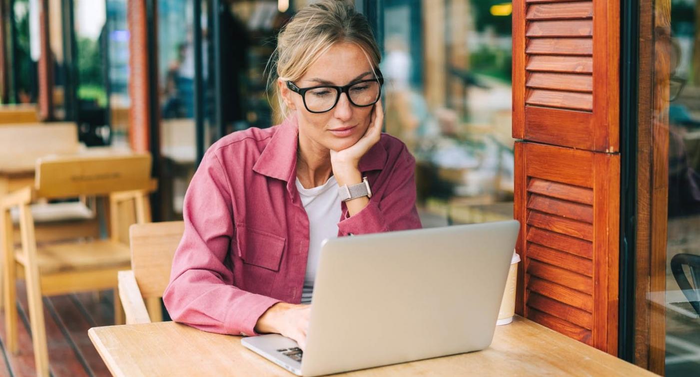 Χώρος εργασίας με υπολογιστές και σημειώσεις για την ανάπτυξη εκπαιδευτικών μαθημάτων