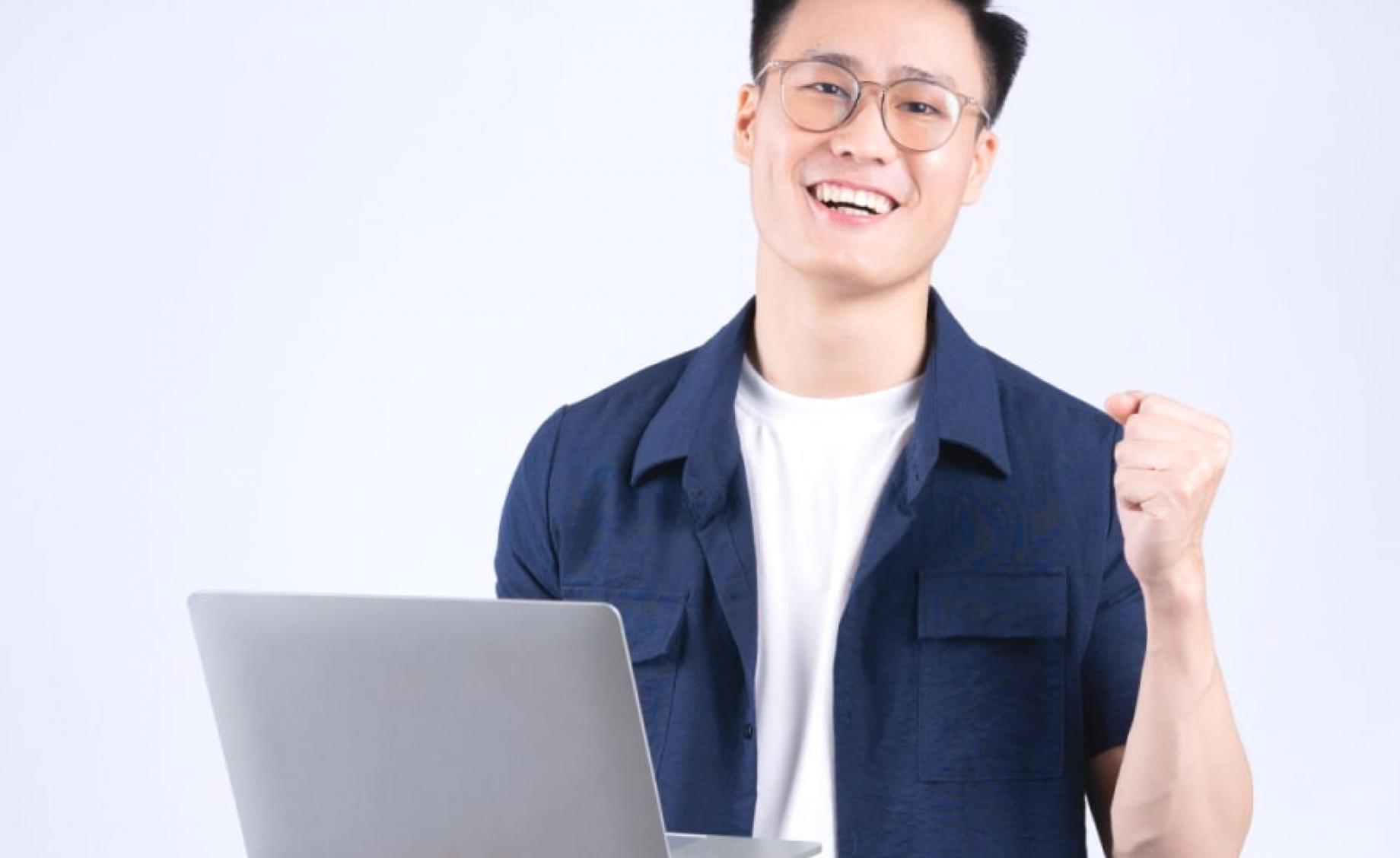 Οθόνη υπολογιστή με διαδικτυακή πλατφόρμα και εργαλεία marketing